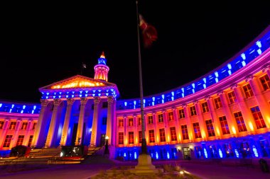 Denver Broncos maçı için dekore edilmiş Denvers City ve County binası..