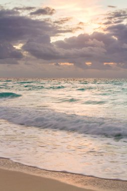 Sunrise yere denizinde sahilde.