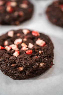 Mutfak tezgahında nane parçalı taze pişmiş çikolatalı kurabiyeler..