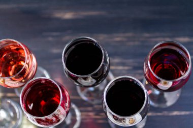 Patty ve şarap tadımı çikolatalı hamur işleri.