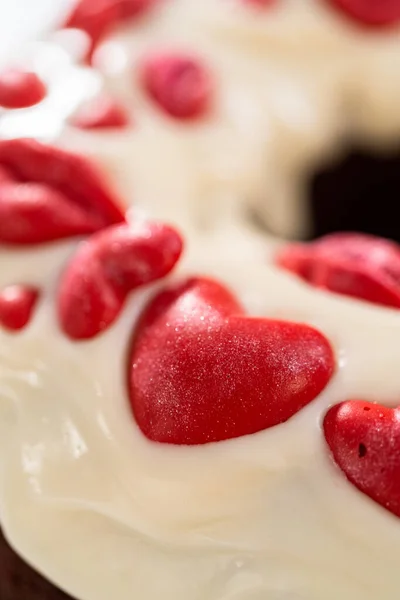 Freshly Baked Red Velvet Bundt Cake Chocolate Lips Hearts Cream – stockfoto