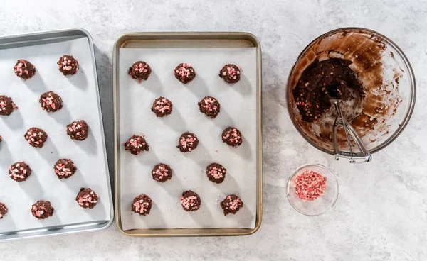 Düz Yatıyordu Çikolatalı Kurabiye Hamuru Hamur Kepçesiyle Naneli Kurabiye Pişirmek — Stok fotoğraf