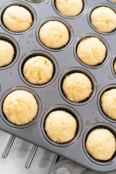 Chlazení Čerstvě Upečené Americké Vlajky Mini Cupcakes Kuchyňské Lince — Stock fotografie