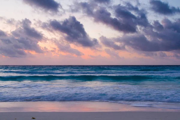 Karayip Denizi Sahilinde Gün Doğumu — Stok fotoğraf