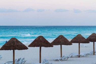 yere denizinde sahilde günbatımı.