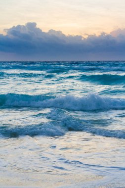 Karayip Denizi sahilinde gün doğumu.