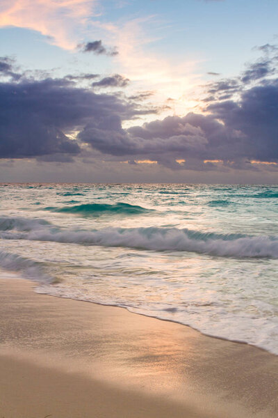 Восход солнца над пляжем на Карибском море
.