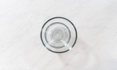 Derisi yüzülmüş. Mutfak tezgahında kek pişirmek için mutfak aletleri..