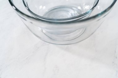 Mutfak tezgahında kek pişirmek için mutfak aletleri..