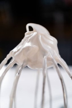 Paskalya kurabiyesi pişirmek için mutfak mikseri malzemelerini karıştırıyorum..