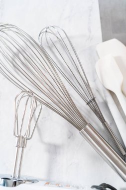 Mutfak tezgahında kek pişirmek için mutfak aletleri..