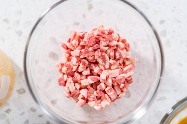 Noel kurabiyeli naneli şekerleme yapmak için cam karıştırma kabındaki ölçülü malzemeler..