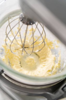 Çilekli tereyağlı kremayı çırpmak çırpılmış çırpılmış çırpılmış çırpılmış çırpılmış çırpılmış çırpılmış elektrikle karıştırmak..
