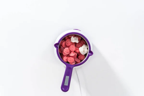 Pose Plate Fondre Des Pépites Chocolat Dans Melting Pot Bonbons — Photo
