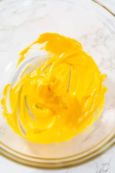 Mieszanie Żółty Żywności Barwiących Bezy Pieczenia Ciasteczka Wielkanocne Bezy — Zdjęcie stockowe