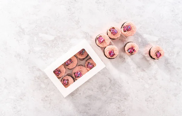 Acostado Embalaje Recién Horneado Cupcakes Chocolate Fresa Adornado Con Mini — Foto de Stock