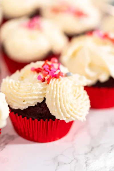 Piping Glaseado Ganache Chocolate Blanco Parte Superior Cupcakes Terciopelo Rojo —  Fotos de Stock