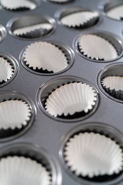 Hamur kepçesiyle kek hamuru pişirip kek tepsisine koymak ve kremalı mini vanilyalı kek pişirmek..