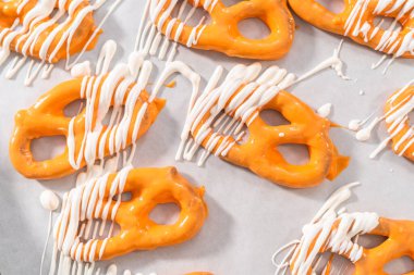 Çikolata soslu krakerlerin üzerine erimiş çikolata serpiştirmek..