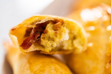 Mutfak tezgahında yumurta ve tatlı patatesli taze pişmiş börek..