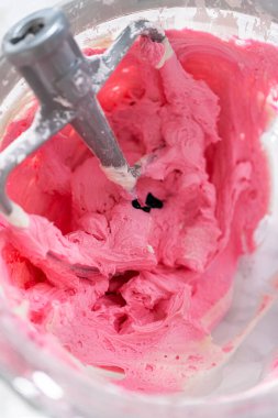 Mutfaktaki elektrikli mikserin içeriğini karıştırıp tereyağlı krema yapıyorum..