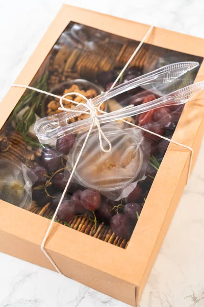 Pudełko Charcuterie Zawierające Mięso Plasterkach Ser Krakersy Winogrona Wszystkie Starannie — Zdjęcie stockowe