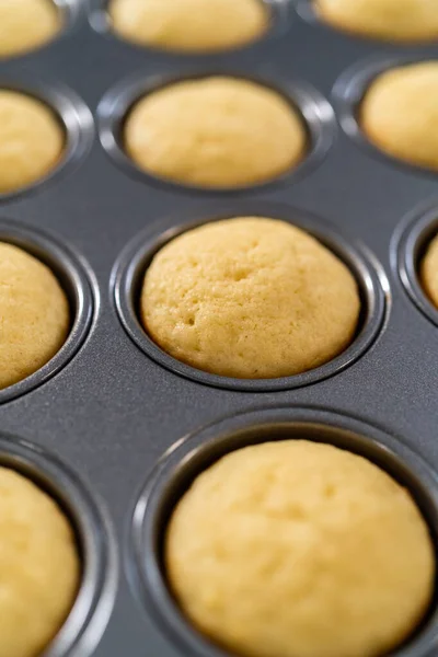 Chlazení Čerstvě Upečené Mini Vanilkové Cupcakes Kuchyňské Lince — Stock fotografie
