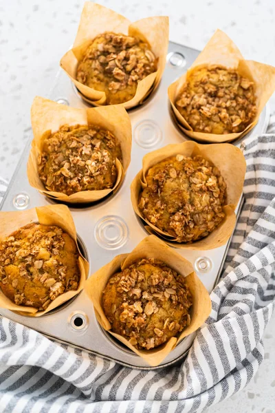 Nybakade Bananhavregrynsmuffins Liten Muffinspanna — Stockfoto