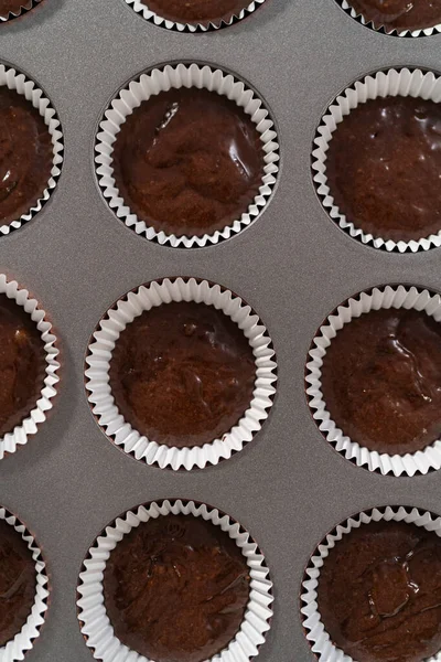 Süti Tésztát Lapátolni Muffin Béléseibe Hogy Csokis Epres Muffint Süssön — Stock Fotó