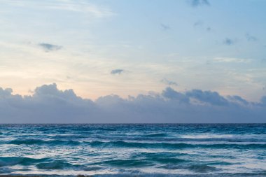 Karayip Denizi sahilinde gün doğumu.