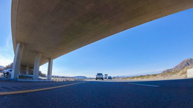 HWY 15, California, ABD-3 Aralık 2022 Nevada 'dan Kaliforniya' ya bir yolculuğa çıkan, gün içinde 15. otoyolda araba kullanan eyaletler arasında manzaralı manzaralar ve heyecan verici bir yolculuk sunuyor..