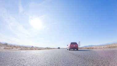 HWY 15, California, ABD-3 Aralık 2022 Nevada 'dan Kaliforniya' ya bir yolculuğa çıkan, gün içinde 15. otoyolda araba kullanan eyaletler arasında manzaralı manzaralar ve heyecan verici bir yolculuk sunuyor..
