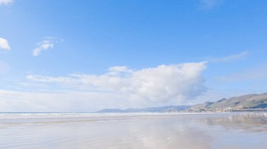 Pismo Sahili, kış günlerinde oldukça boş. Geniş kumlu sahili ve dalgaların rahatlatıcı sesleriyle huzurlu ve huzurlu bir atmosfer sunuyor..