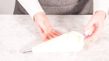 Adım adım. Boru torbasında beyaz tereyağı kreması, metal uçlu..