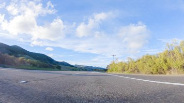 Güneşli bir kış gününün güzelliğiyle Las Cruces yakınlarındaki HWY 1 'de gezinen Kaliforniya, berrak mavi gökyüzünün arka planına karşı fevkalade kıyı manzarası sunuyor..