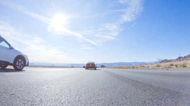 HWY 15, California, ABD-3 Aralık 2022 Nevada 'dan Kaliforniya' ya bir yolculuğa çıkan, gün içinde 15. otoyolda araba kullanan eyaletler arasında manzaralı manzaralar ve heyecan verici bir yolculuk sunuyor..