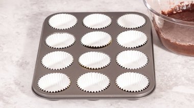 Adım adım. Kek kuyruğuna çikolatalı kek hamuru atmak..