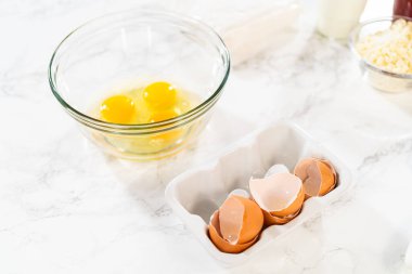 Bir çırpma makinesiyle, ölçülen malzemeler bir araya gelir. Pasta hamurunu bu lezzetli keke hazırlamak için ustalıkla karıştırılır..