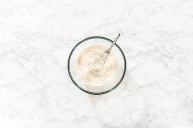 Düz yatıyordu. Kuru malzemelerle bardaktaki çırpma kabını karıştırıp mayasız tarçınlı kek pişirmek..