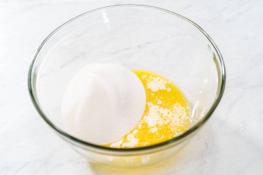 Limonlu yaban mersinli kek pişirmek için büyük bir bardakta ıslak malzemeler karıştırıyorum..