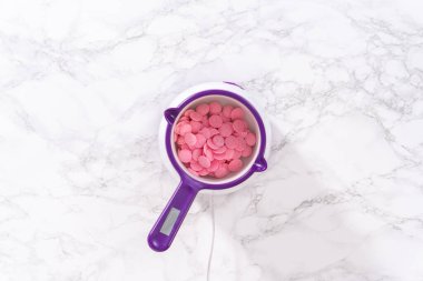 Çikolata, sıcak çikolata bombaları hazırlamak için bir şeker tenceresinde erir..