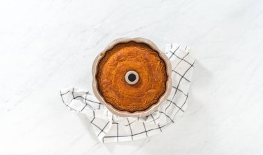 Düz yatıyordu. Mutfak tezgahında taze pişmiş limonlu yaban mersinli kek..