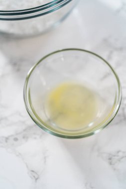 Limon jölesi yapmak için cam karıştırma kabında ölçülmüş malzemeler..