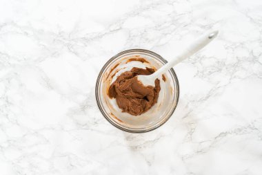 Düz yatıyordu. Tarçınlı kekleri mayasız tarçınsız kek yapmak için karıştırıyorum..