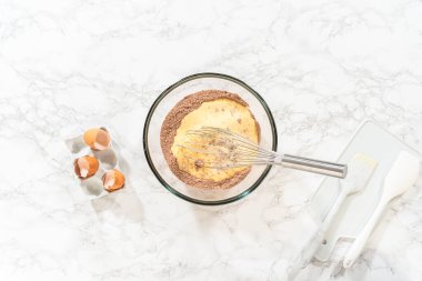 Düz yatıyordu. El çırpma makinesiyle, malzemeler cam karıştırma kabında ustalıkla karıştırılarak nefis bir çikolatalı kek elde ediliyor..