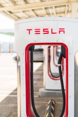 Baker, California, ABD-12 Ekim 2021 - Tesla gün boyunca süperşarj istasyonu.