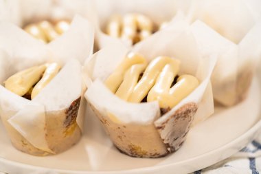 Taze pişmiş mayasız tarçınsız çörekler tarçın dolgulu ve doğranmış cevizli..