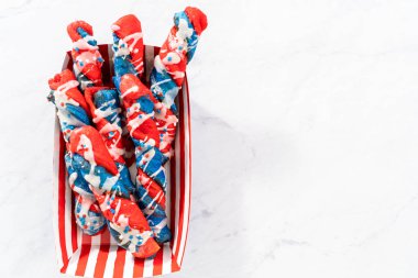 Vatansever tarçın kıvrımları beyaz jöleli ve yıldız parçacıklarıyla süslenmiş..