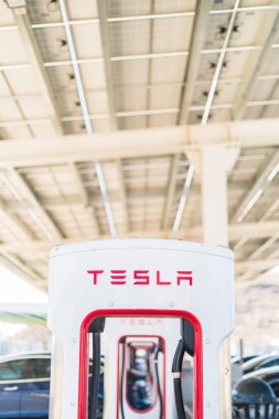 Baker, California, ABD-12 Ekim 2021 - Tesla gün boyunca süperşarj istasyonu.
