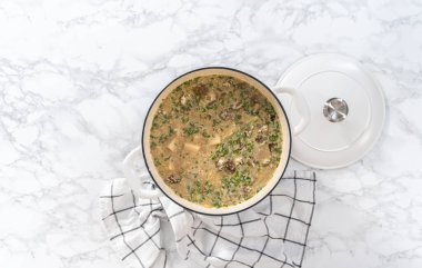 Düz yatıyordu. Hollanda usulü fırında yapılan kremalı mantar çorbası..